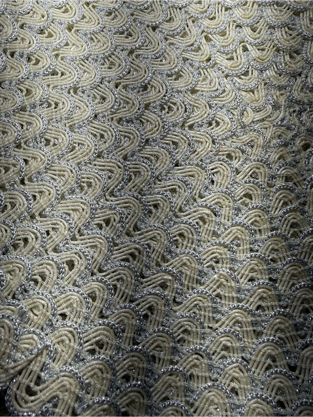 Set of 4 Round Woven Placemat in Ivory and Silver